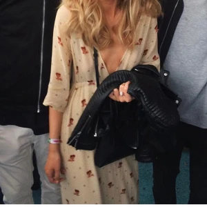 GANNI klänning - Ganni klänning som inte går att hitta någonstans längre, varken vintage eller i butik. SÅ otroligt fin, cool att ha som balklänning? Men sitter tyvärr inte optimalt på mig :( 