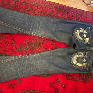 Lågmidjade bootcut true religion jeans i storlek 24 💕 De passar mig i längden som är 170cm Finns små tecken på användning 💕midja 34cm tvärs över innerbennslängden är 84