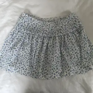 En blomning kjol till sommaren💓 från Gina Young  och använt 2-3 gånger💓💋