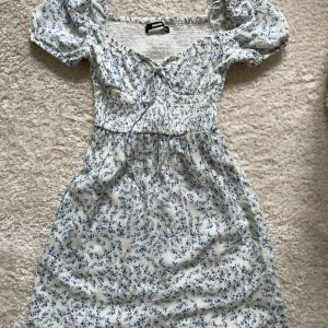 Blommig sommarklänning - Mycket bra skick! Fin sommarklänning som jag endast provat några gånger. Anledningen är att den är för liten. Sann i storleken! 💙 Går att knyta där fram