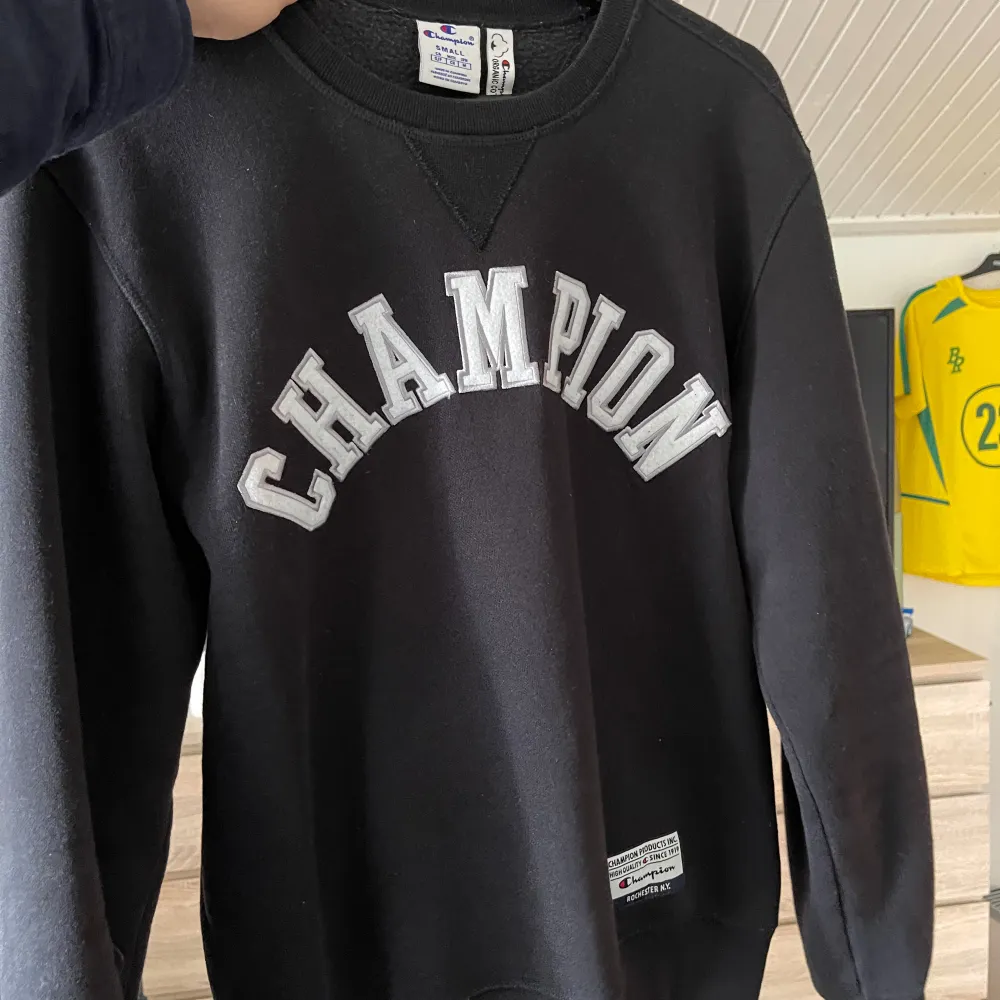 Nu säljer jag en snygg Champion sweatshirt då den är för liten för mig nu!😊. Tröjor & Koftor.