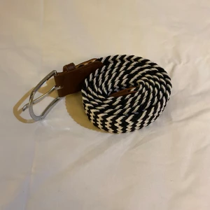 Flätat bälte! - Tjena! Säljer nu ett riktigt snyggt flätat bälte. Bältet är svartvitt och 105 cm lång! Om du har frågor eller funderingar skriv dm mvh De lavior🥂