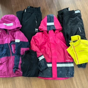 Klädpaket strl 130 i nyskick  - Alla kläder är i mer eller mindre i nyskick, en del aldrig använda. Fodrad jacka från Didriksson, skalbyxor från Didriksson, nya täckbyxor från Funk 157, fleecetröja från Didriksson, underställ från Funk 157, fodrad galonjacka från Didriksson. 