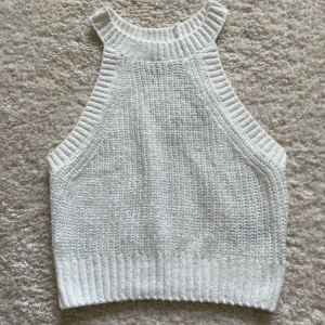 Stickad tanktop - Jättesöt topp som aldrig blivit använd och är därför i nyskick! Tyget är stickat men inte samma material som en tjock stickad tröja, utan tunnt och lent. Nypris 149 kr. Skriv privat för fler bilder 💞