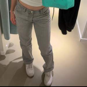 Låg midjade jeans från Gina i mycket bra skick! Jag är 164 och dem är bra i längd🩷 kontakta för mer information 