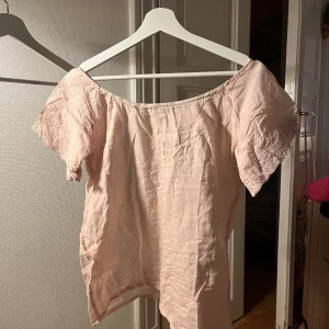 rosa linneblus - Jättefin rosa linneblus med detaljer vid ärmen som passar fint nu till sommaren💕 det finns ingen lapp där det står vilken storlek osv men skulle gissa på M då den sitter lite stort på mig som brukar ha S 