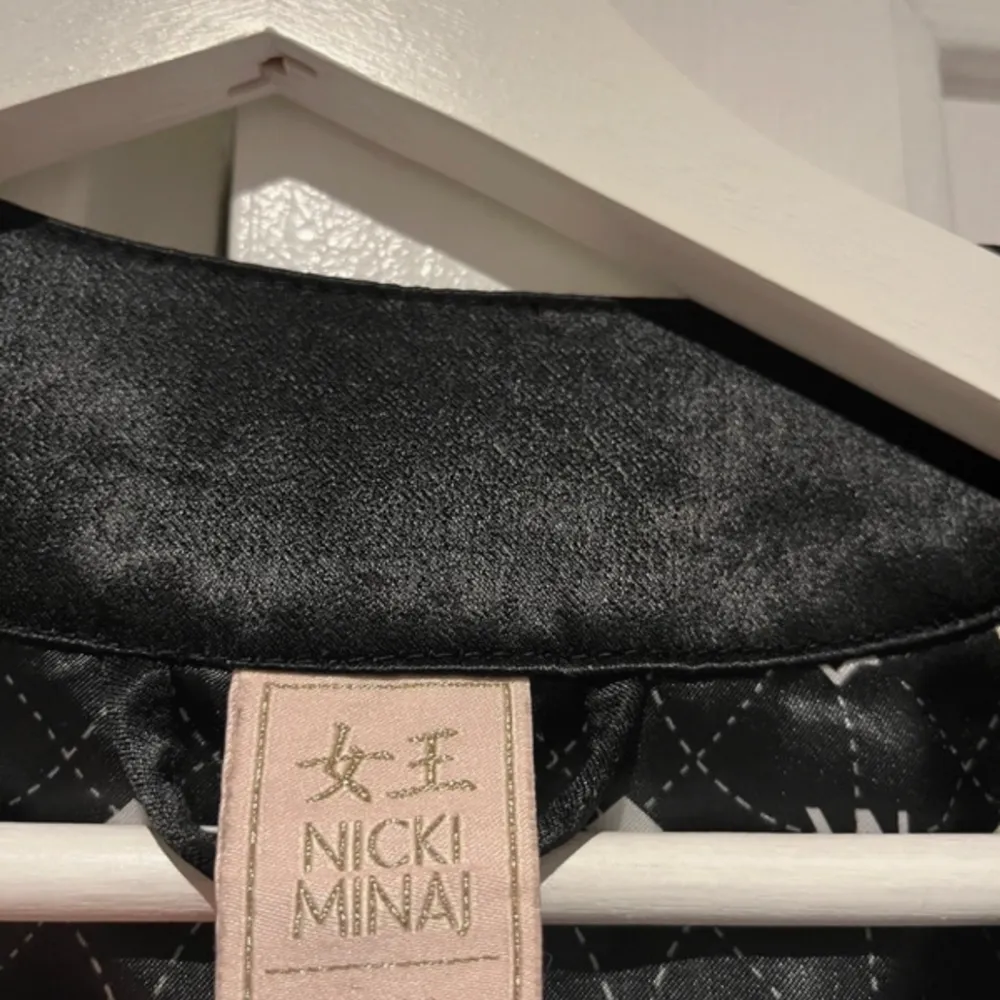 En fin kimono från HM samarbete med Nicki Minaj. I nyskick, väldigt fin och sitter sminkande på kroppen. I storlek XS men passar perfekt om du har S/M också 🤍. Övrigt.