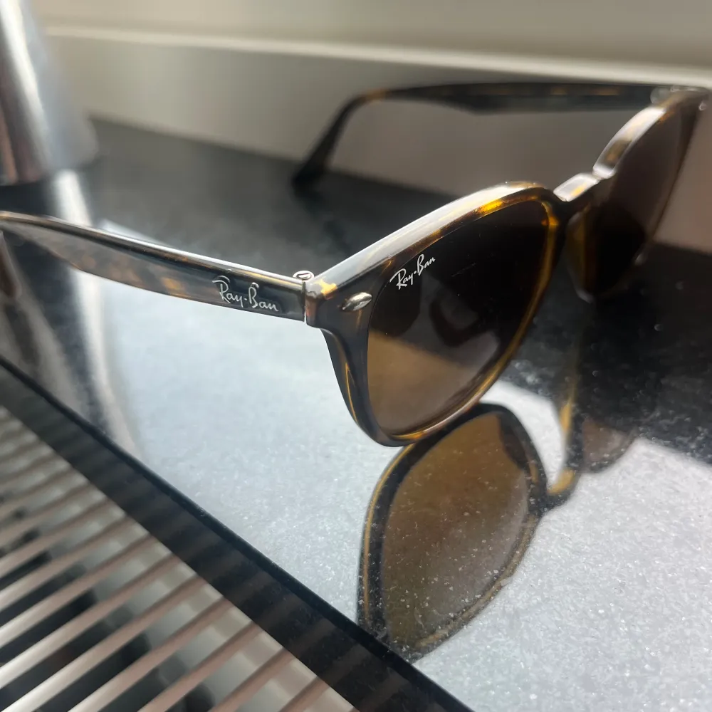 Säljer nu dessa riktigt feta solglasögonen från rayban. Perfekta nu till sommaren. Inga synliga repor på glaset. Pris kan diskuteras!!. Accessoarer.