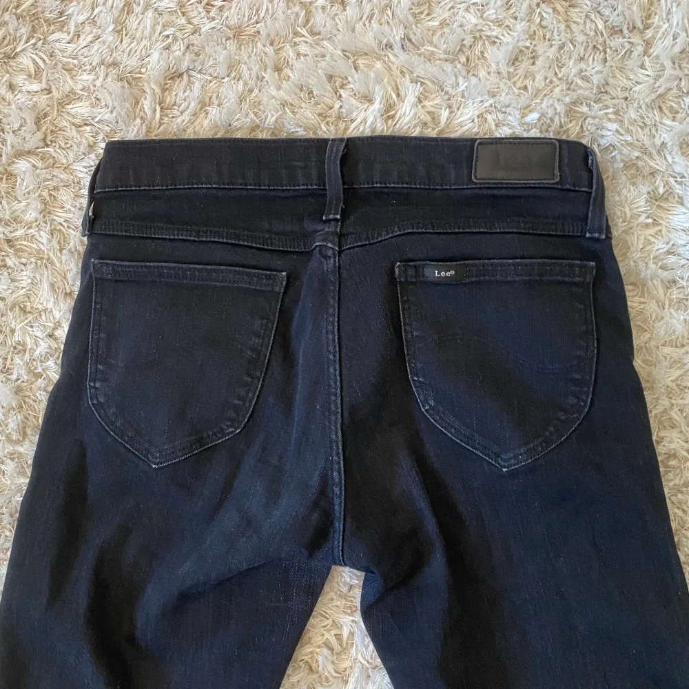 Säljer dessa svarta jeans från Lee. 💗 Är i bra skick och har inget slitage. Kom dm för funderingar! ☺️. Jeans & Byxor.