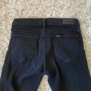 Säljer dessa svarta jeans från Lee. 💗 Är i bra skick och har inget slitage. Kom dm för funderingar! ☺️
