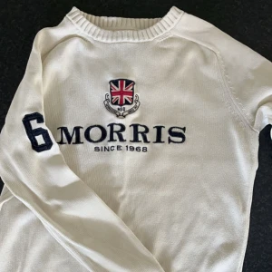 Morris tröja - Säljer nu denna as feta Morris sweatshirten i bra skick! Storlek S men passar runt s/m och färgen är en blandning mellan vit och beige typ. Skriv om ni har några minsta funderingar!