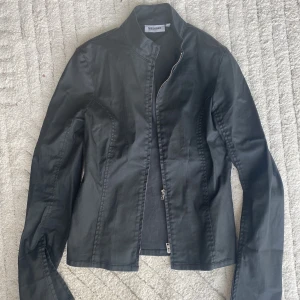 Weekday jacka  - Svart, tunn jacka från weekday.  Str 34