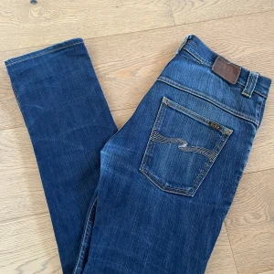 Nudie jeans - Säljer dessa fräscha nudie jeans som jag inte använder längre. Modell: Thin Finn Färg: Mörkblå. Storlek W32 L32. Riktigt bra skick, nypris 1600kr mitt pris 499kr! Hör av dig!