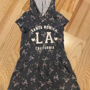 Klänning strl 134/140 - Begagnad men fortfarande fin. Kolla gärna in mina andra annonser för samfrakt. Katt finns i hemmet 