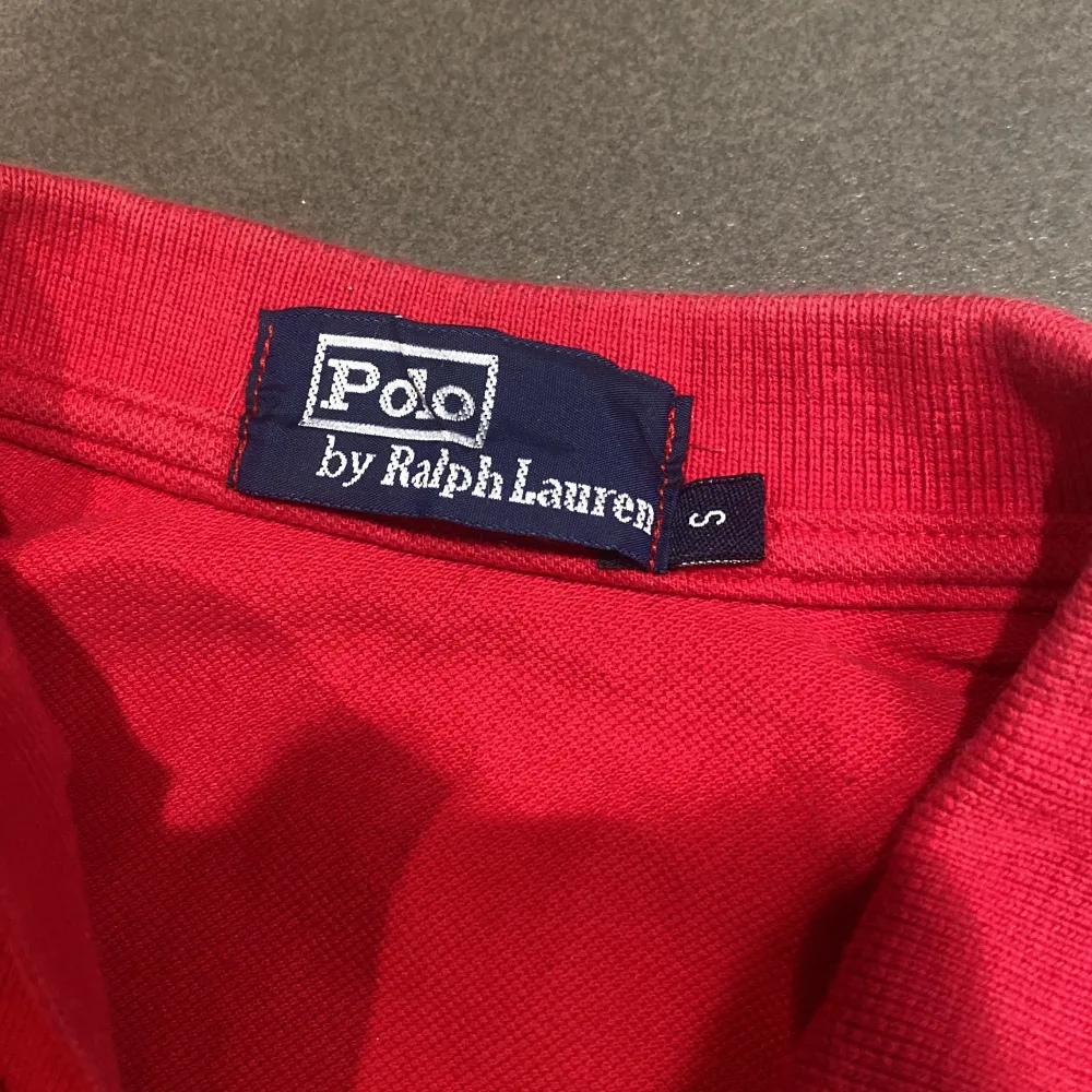 Röd Ralph lauren piqe som är som ny.. T-shirts.