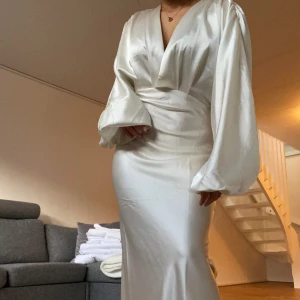 Balklänning i Elfenben😍 - Så himla fin och classy klänning, passar perfekt till balen eller också till sommaren🥰Lite skrynklig då jag inte steamat den och den har legat vikt. Den har både kedja och knappar där bak. 