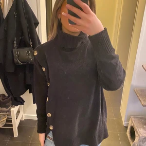 Tjocktröja - säljer denna fina tjocktröja med guldiga knappar på! 🫶🏼
