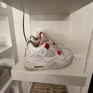 Jordans liknande skor  - Superfina Jordans liknande skor med röda detaljer, där av de låga priset, köpta på en hämsida för 1000💞 Knappast använde nästintill nyskick! Tvättar och fixar såklart till skorna om dom blir sålda inanna jag postar🫶🏼