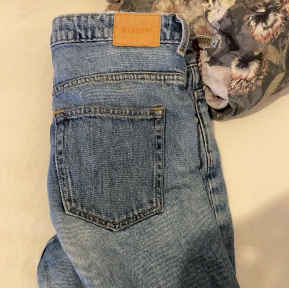 Säljer nu mina weekday jeans då dem inte kommer till användning nästintill nya använda ett fåtal gånger , jätte fina raka jeans storleken 29:32 . Jeans & Byxor.
