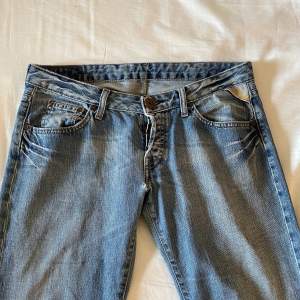skitsnygga bootcut lågmidjade jeans från märket replay! storlek w30 men passar mer som w29💘perfekta i längden på mig som är 176 men passar nog även lite längre och kortare! skriv för fler bilder💘