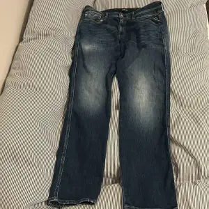 Replay anbass jeans storlek 32 slim fit. Använt en del. Ingen slitage men bältet har färgat av sig på det vita märket där bak