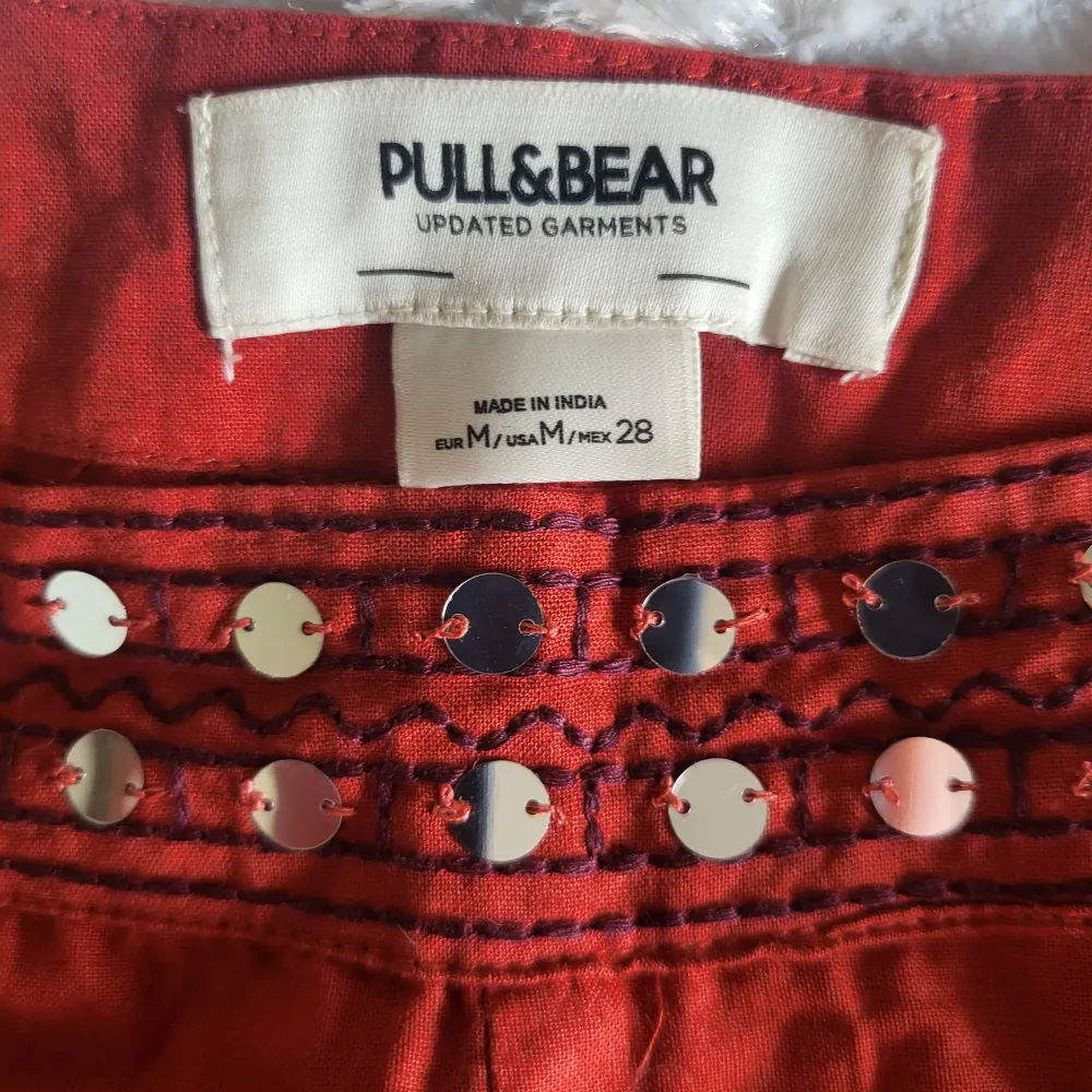 Såå fina bohemiska/vintage byxor från pull&bear. Storlek M. Använda en gång. Flare i modellen längst ner. . Jeans & Byxor.