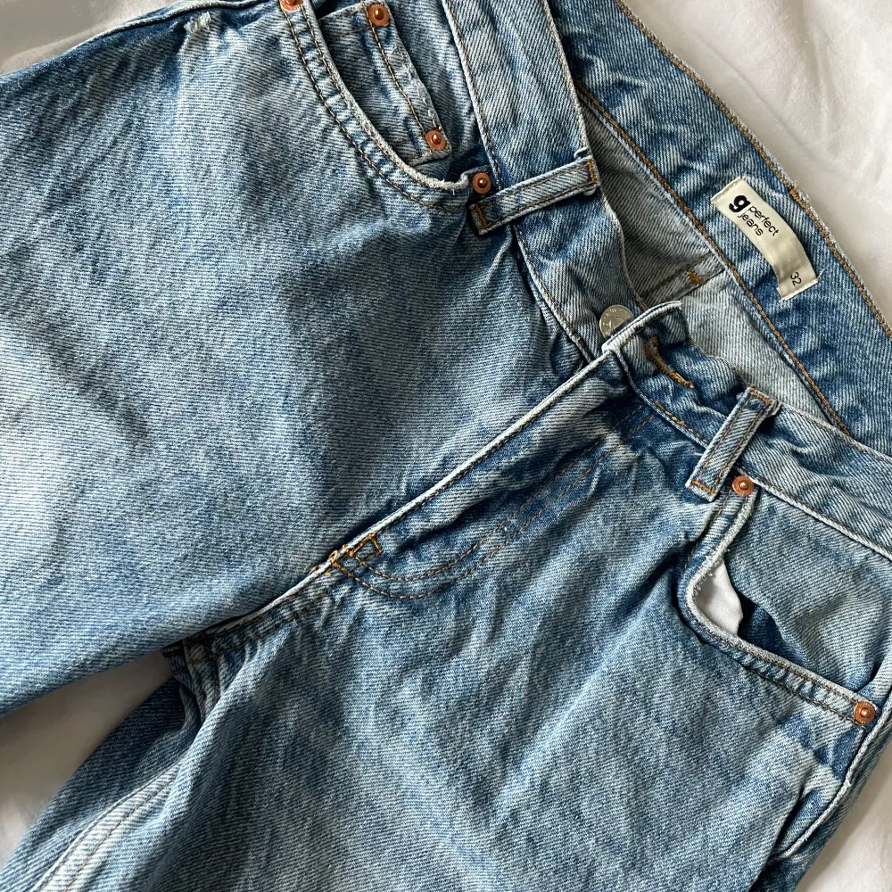 Lågmidjade raka jeans från Gina Tricot. Storlek 32, och har ett bra skick och är hela. . Jeans & Byxor.