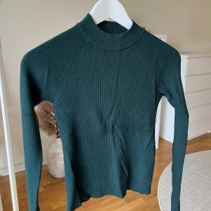 En bra basic tröja i en fin mörkgrön färg 🌲