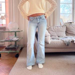 Snygga jeans! MIDJEMÅTT:76cm INNERBENSLÄNGDEN:75cm