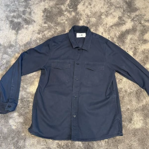 NN07 overshirt - Säljer denna snygga overshirten från NN07  - kvalite 7/10 Storlek XL 192/94 kilo  Nypris 1600 