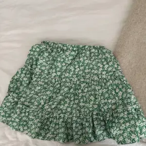 Säljer denna gröna kjol köpt på shein, inbyggda shorts och fint skick🥰
