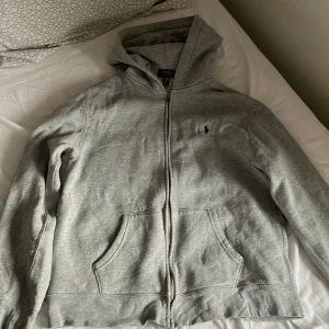 Ralpha lauren kofta - Hej’ säljer min polo kofta begrund av den har blivit för liten för mig.