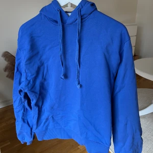 Blå hoodie  - En fin blå basic hoodie från NA-KD 💙