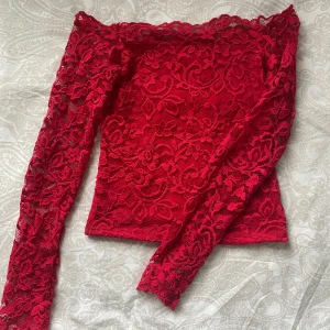 Röd spets topp  - Jättefin röd off shoulder topp i spets☀️perfekt till finare tillfällen🩷vet ej storlek men skulle gissa på xs. Bra skick!