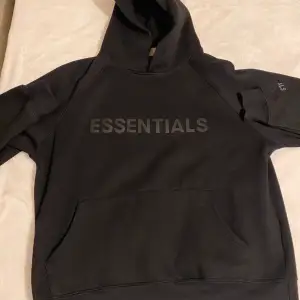 Storlek S. Svart essential hoodie använd tre gånger bättre bra skick.
