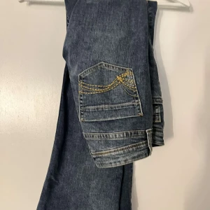 Lågmidjade jeans  - Lågmidjade jeans från HM. Inget tecken på användning. Skriv för fler bilder 