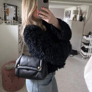 Handväska från Zara. Bra skick❤️ skriv för fler bilder