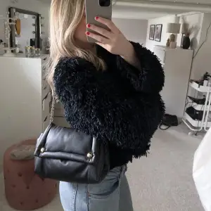 Handväska från Zara. Bra skick❤️ skriv för fler bilder