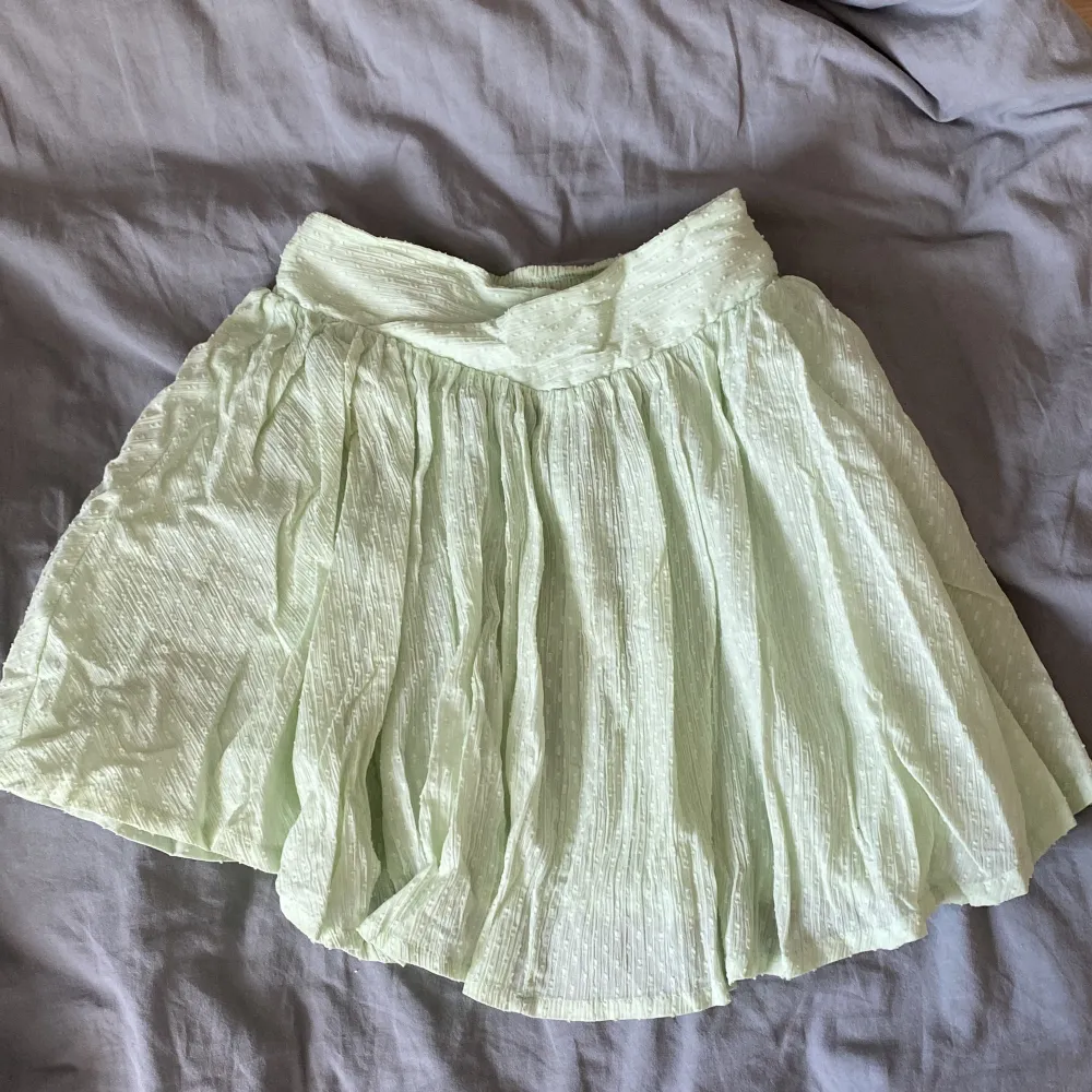 En mintgrön och sommrig kjol med fina detaljer, helt oanvänd💕. Kjolar.