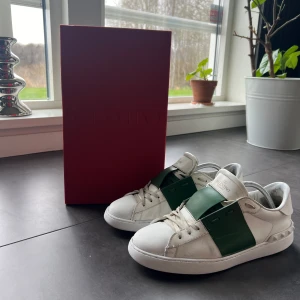 Valentino Open - Valentino open i färgen grön, storlek 42 men passar 43, skick 8/10, fin sko nu till våren/sommaren, tveka inte på att höra av dig! 