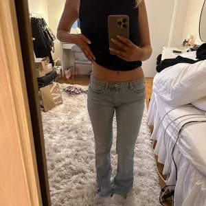 Populära low waist jeans från Zara! Jg är 1,60 och de är avklippta längst ner men super fint skick!! de kommer tyvärr ej till användning längre🫶🏽