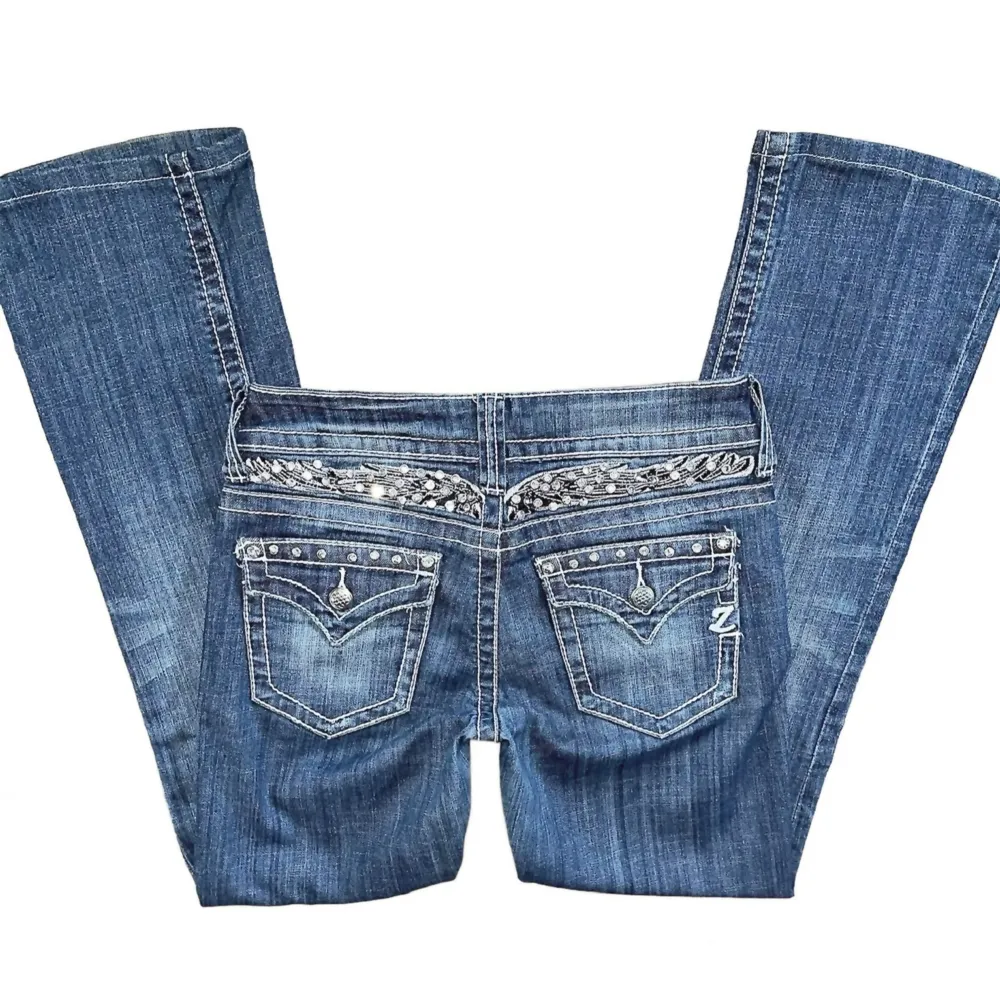 Jättesnygga lågmidjade jeans som liknar miss me från zipper, köpta i USA bootcut/raka, strl XS💕// midja 34cm, längd 94, innerbens 72 (försmå så kan ej skicka bild på). Jeans & Byxor.