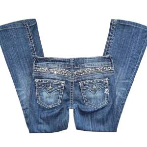 Jättesnygga lågmidjade jeans som liknar miss me från zipper, köpta i USA bootcut/raka, strl XS💕// midja 34cm, längd 94, innerbens 72 (försmå så kan ej skicka bild på)