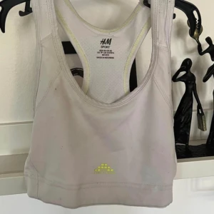 Träningsbh - Inte så vit som ny.  Använt skick men har mer att ge 