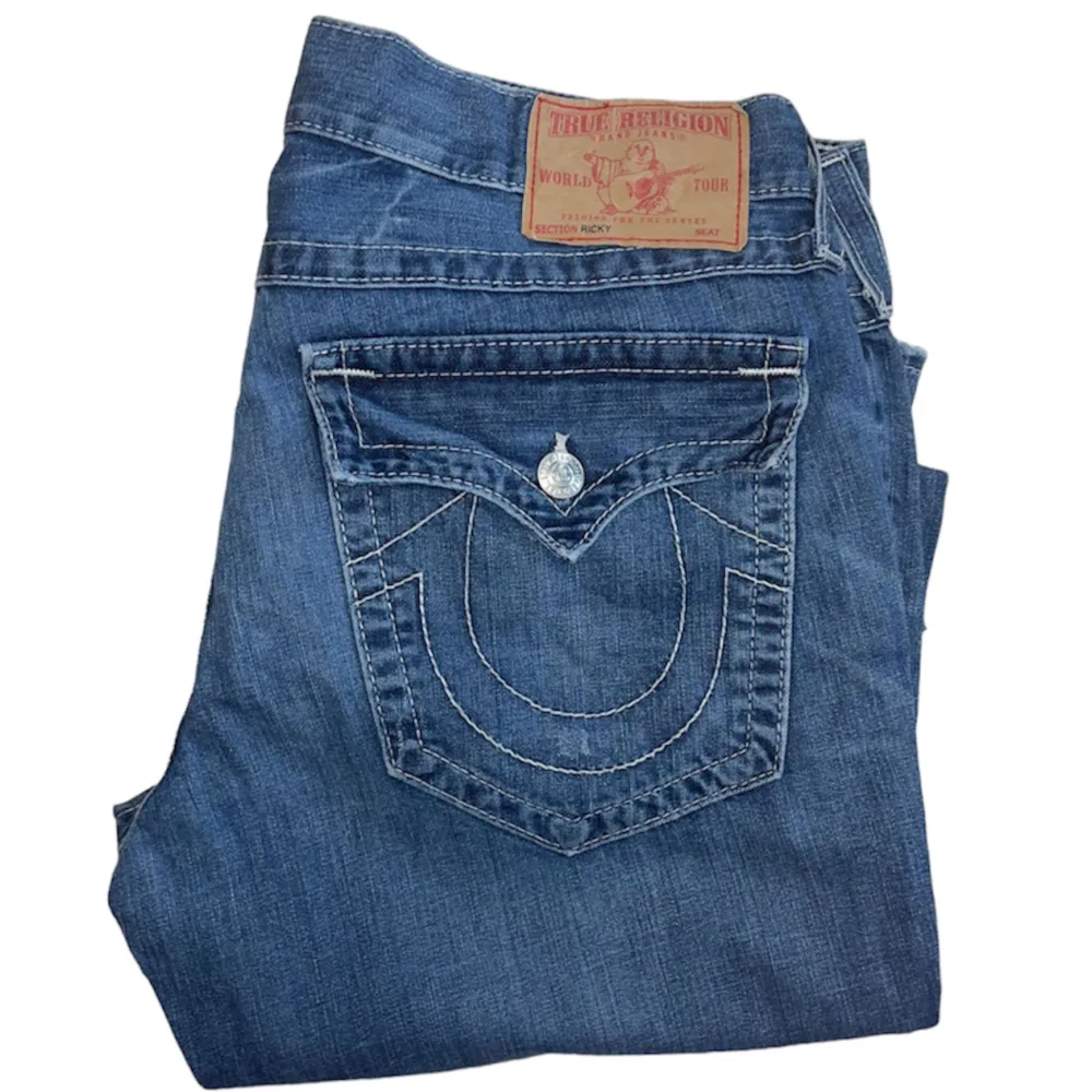 True Religion jeans Ricky fit. Klippta längst nere för mer bootcut passform (bild 4) W36 [Ytterbenslängd 103cm] [Innerbenslängd 81cm] [Midja 47cm] [Benöppning 25cm]. Jeans & Byxor.