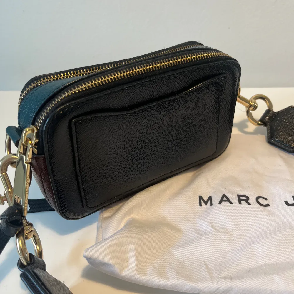 Axelremsväska från Marc Jacobs. Dustbag medföljer. Bredd 18,5 cm. Höjd 11 cm. Djup 6 cm.   Sparsamt använd.. Väskor.