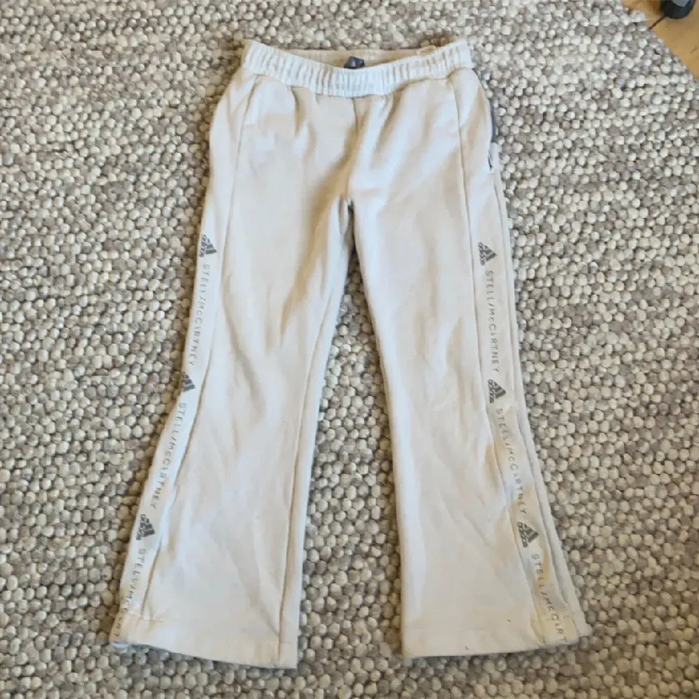 Stella McCartney adidas byxor. Innerbensländg 72cm, midjemått rakt över 36 cm. Justerbara i midjan. Lånade bilder.. Jeans & Byxor.