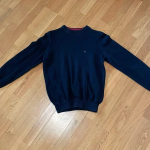 Tommy hilfiger tröja - Skit snygg tommy hilfiger tröja som är perfekt intil våren/sommarn. Pris kan diskuteras. 