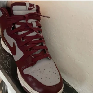 Skor - Nike Dunk High Dark Beetroot St 41  Skor fint skick, använda en sommar. Sedan tyvärr urvuxna. Väl omhändertagna.  Inköpta för 1900kr Mitt pris 500kr