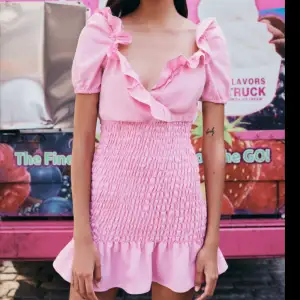 Söt rosa klänning från Zara, vid intresse kommer fler bilder🩷lånad bild